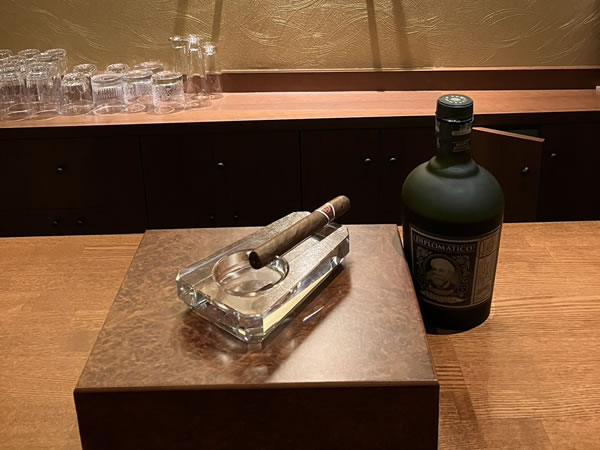 葉巻出張販売店として、喫煙許可も出ております