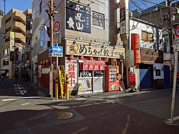 路地を進み、十字路を右へ進んでください