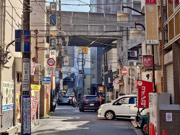 山口横丁を、直進してください